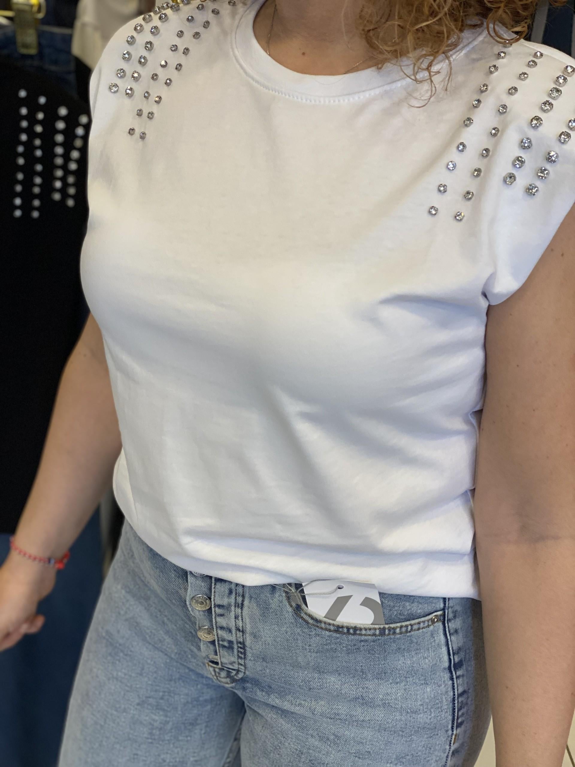 Beyaz Vatkalı Omzu Taşlı Tshirt