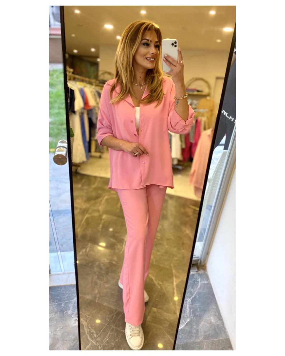 Pembe Gömlekli Takım 