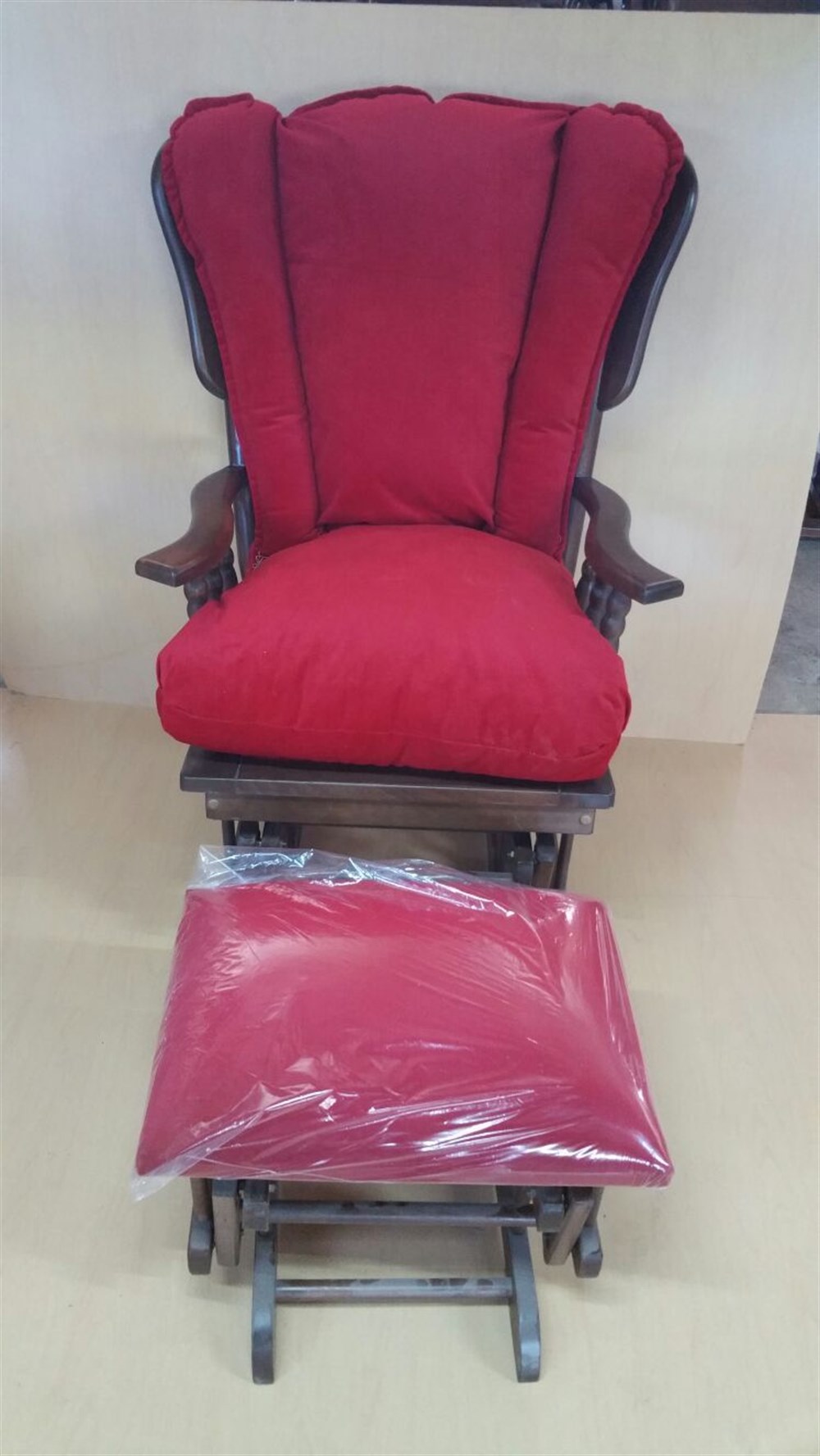 KIRMIZI DÖŞEMELİ SALLANAN KOLTUK