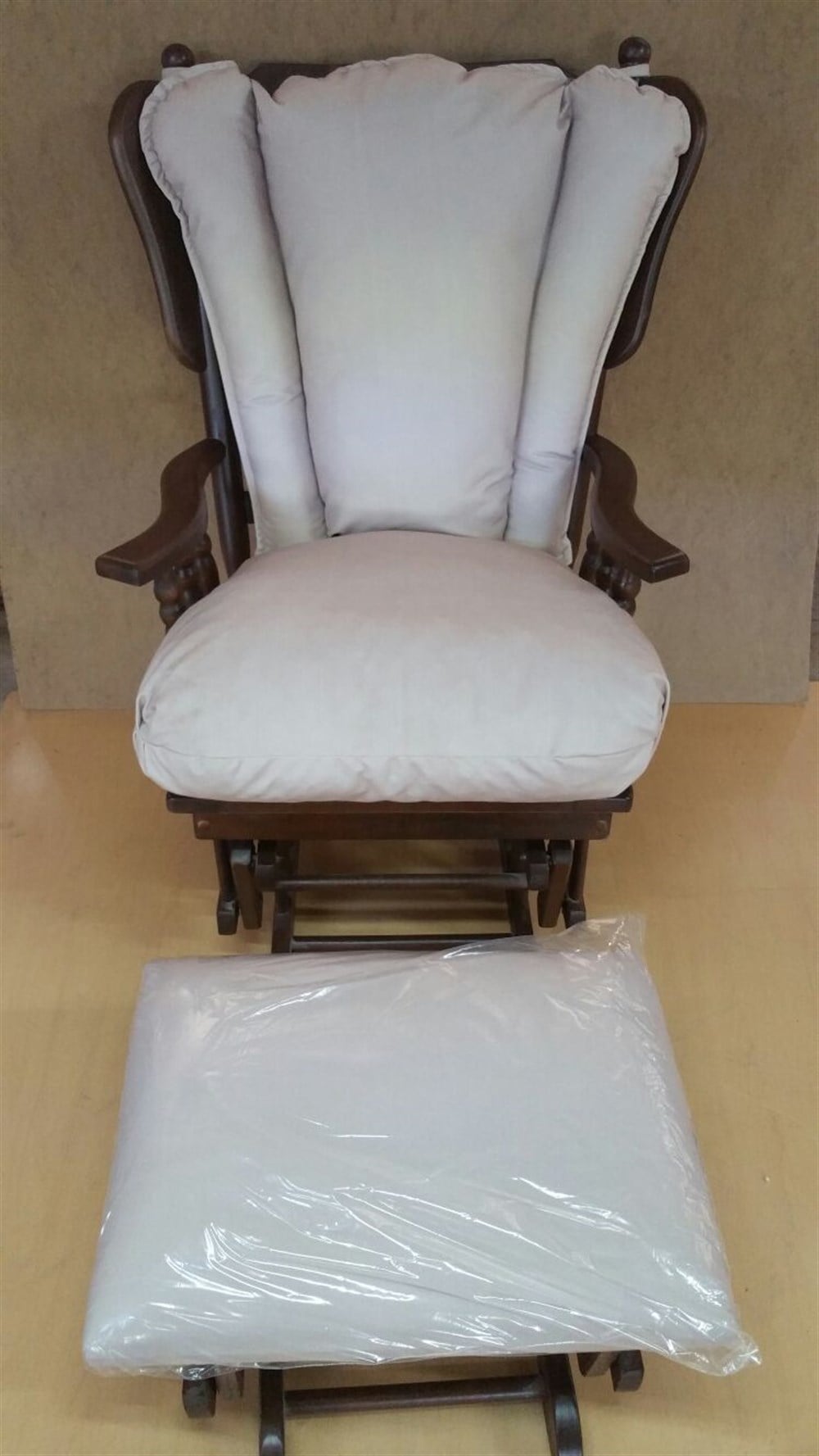 KREM DÖŞEMELİ SALLANAN KOLTUK