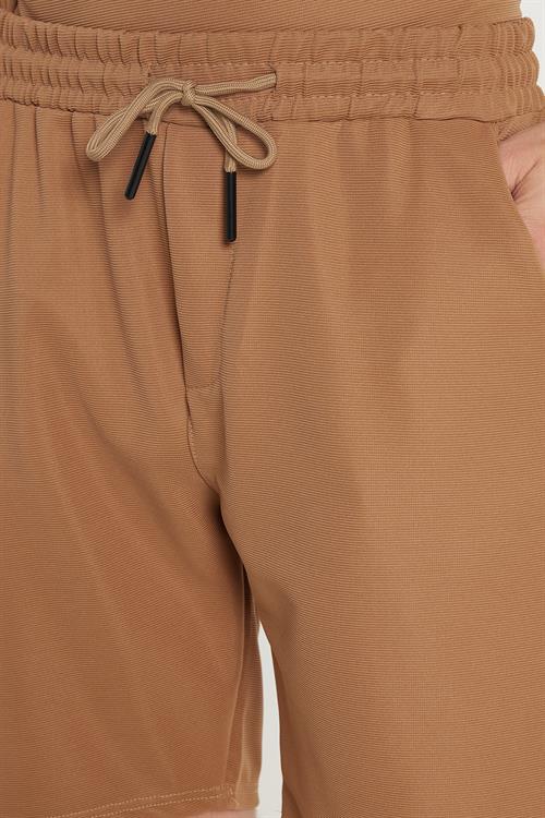 Erkek Standart Fit Normal Kesim Pamuklu Polo Yaka Beli Bağcıklı Kahverengi Şort Takım