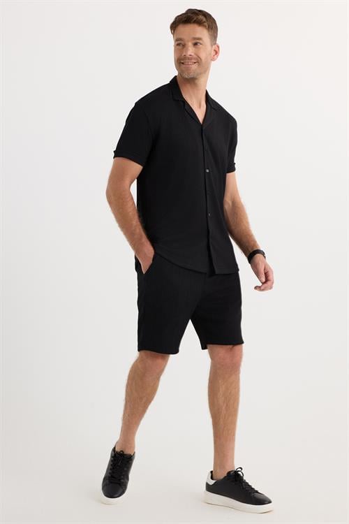 Erkek Slim Fit Dar Kesim Apaş Yaka Beli Bağcıklı Siyah Gömlek Şort Takım