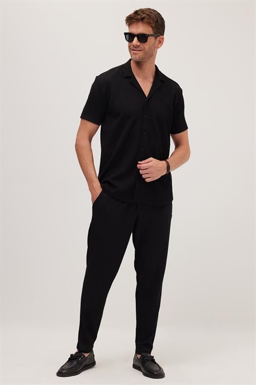 Erkek Standart Fit Kısa Kollu Beli Bağcıklı Apaş Yaka Siyah Gömlek Jogger Takım