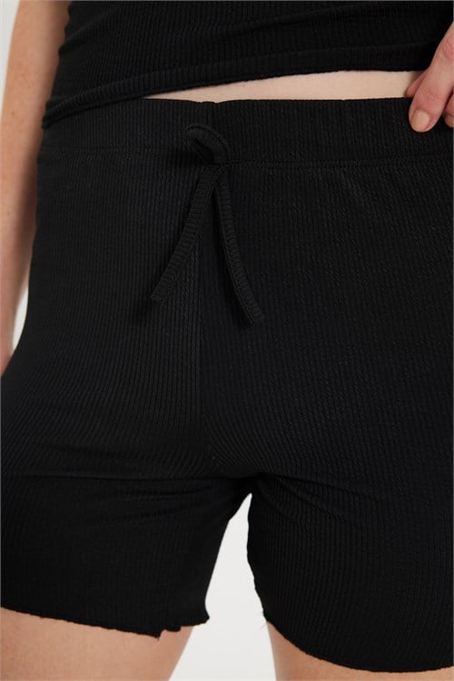 Kadın Slim Fit Dar Kesim Fitilli V Yaka Siyah Askılı Bluz ve Beli Bağlamalı Siyah Şort Takım