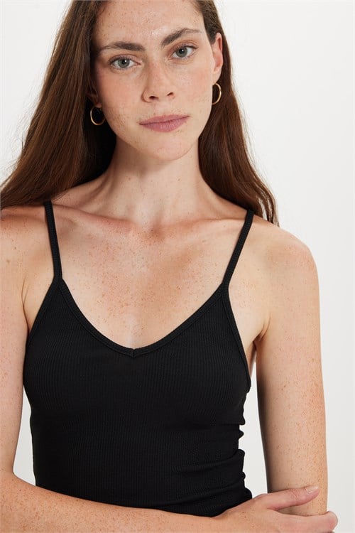 Kadın Slim Fit Dar Kesim Fitilli V Yaka Siyah Askılı Bluz ve Beli Bağlamalı Siyah Şort Takım
