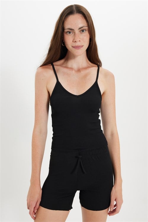 Kadın Slim Fit Dar Kesim Fitilli V Yaka Siyah Askılı Bluz ve Beli Bağlamalı Siyah Şort Takım