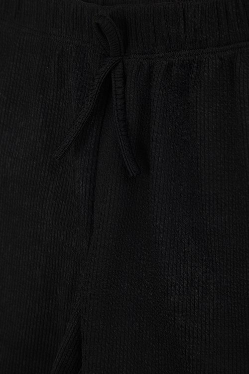 Kadın Slim Fit Dar Kesim Fitilli V Yaka Siyah Askılı Bluz ve Beli Bağlamalı Siyah Şort Takım