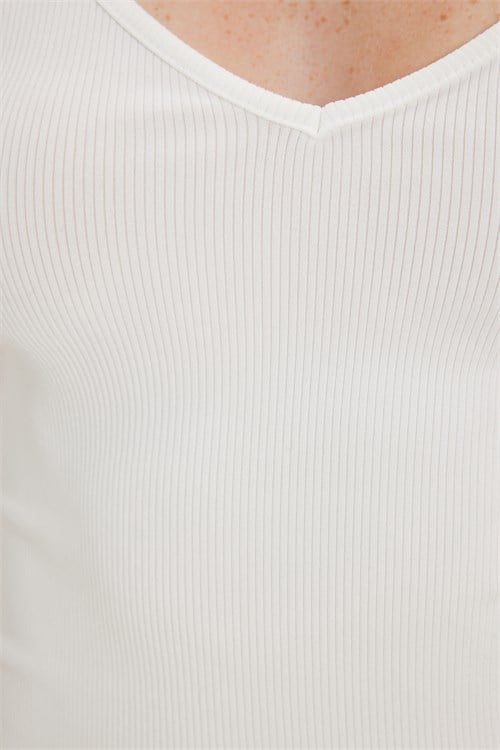 Kadın Slim Fit Dar Kesim Fitilli V Yaka Ekru Askılı Bluz ve Beli Bağlamalı Ekru Şort Takım