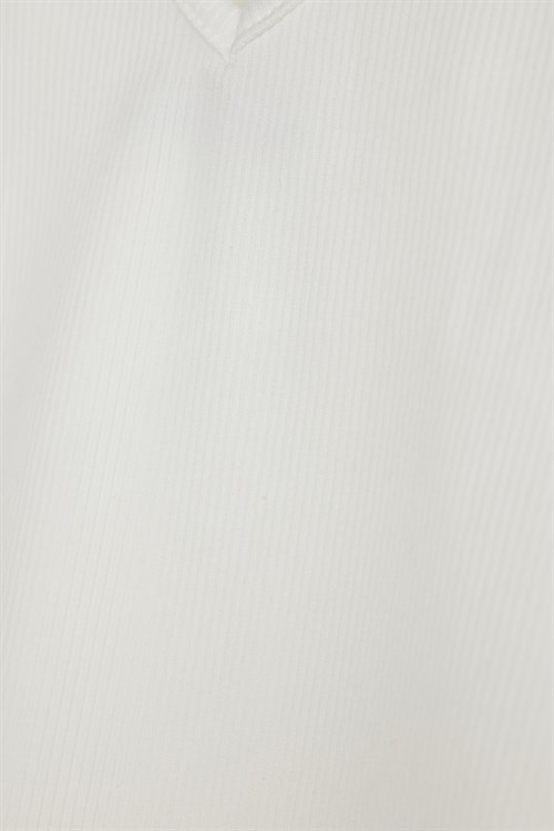 Kadın Slim Fit Dar Kesim Fitilli V Yaka Ekru Askılı Bluz ve Beli Bağlamalı Ekru Şort Takım