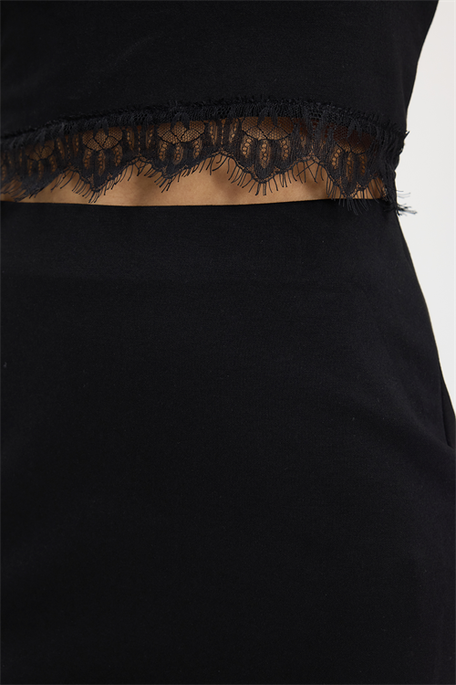 Kadın Slim Fit Dar Kesim Pamuklu Bisiklet Yaka Dantel Detaylı Siyah Etek Tişört Takım