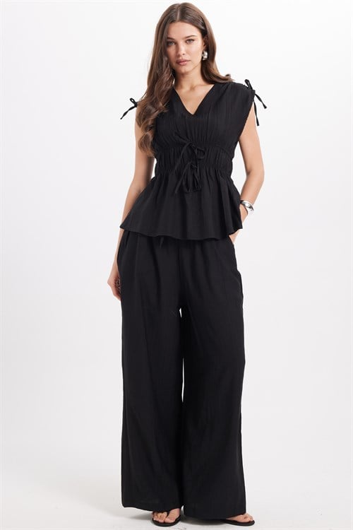 Kadın Standart Fit Normal Kesim V Yaka Beli Büzgülü Bağcıklı Bluz Geniş Paça Siyah Pantolon Takım