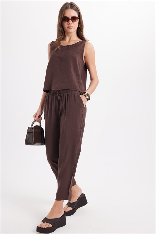 Kadın Standart Fit Normal Kesim Likralı Kolsuz Bisiklet Yaka Bluz Geniş Paça Kahverengi Pantolon Takım