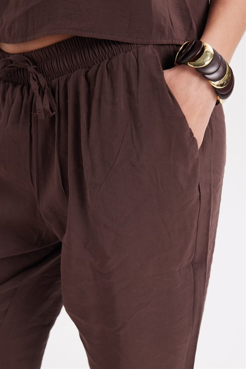 Kadın Standart Fit Normal Kesim Likralı Kolsuz Bisiklet Yaka Bluz Geniş Paça Kahverengi Pantolon Takım
