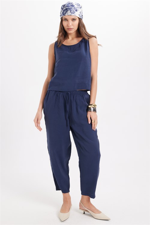 Kadın Standart Fit Normal Kesim Likralı Kolsuz Bisiklet Yaka Bluz Geniş Paça Lacivert Pantolon Takım