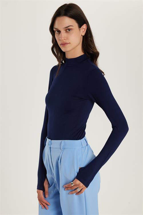 Kadın Regular Fit Klasik Kesim Viskon Kumaş Balıkçı Yaka Lacivert Bluz 
