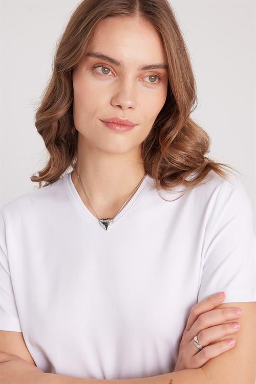 Kadın Slim Fit Dar Kesim Pamuklu Yumuşak Dokulu Likralı Esnek Kumaş Düz Basic Beyaz V Yaka Tişört