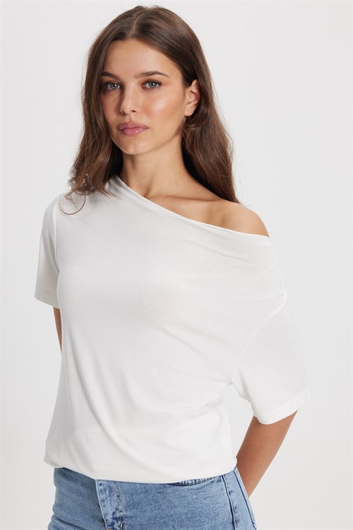 Kadın Oversize Rahat Kesim Asimetrik Yaka Kısa Kol Ekru Viskon Bluz