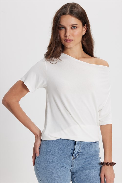 Kadın Oversize Rahat Kesim Asimetrik Yaka Kısa Kol Ekru Viskon Bluz