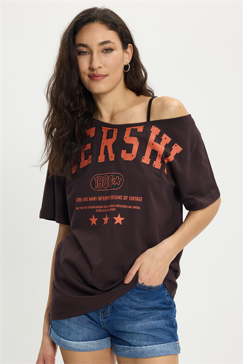 Kadın Oversize Geniş Kesim %100 Pamuk Kayık Yaka Kısa Kollu Baskılı Kahverengi Tişört