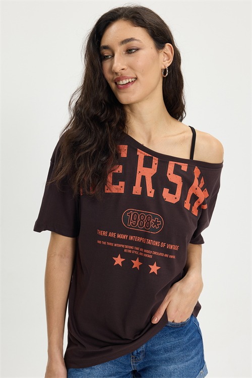 Kadın Oversize Geniş Kesim %100 Pamuk Kayık Yaka Kısa Kollu Baskılı Kahverengi Tişört