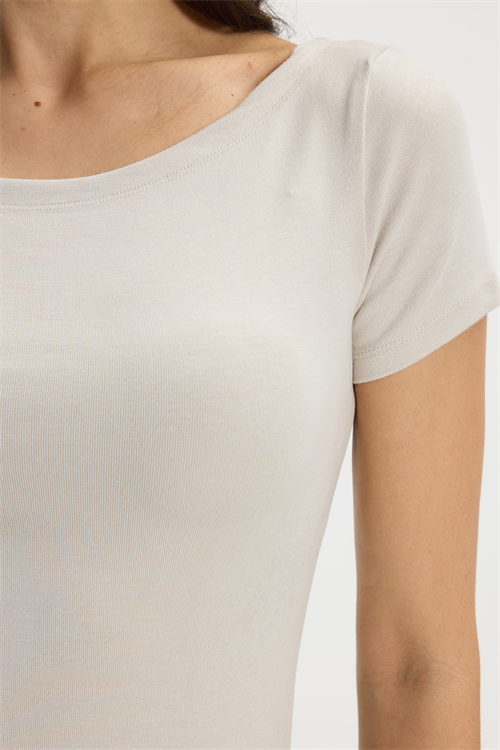 Kadın Slim Fit Dar Kesim Pamuklu Yumuşak Dokulu Kısa Kollu Kayık Yaka Bej Tişört