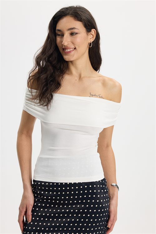 Kadın Slim Fit Dar Kesim Pamuklu Kayık Yaka Kısa Kollu Likralı Beyaz Bluz