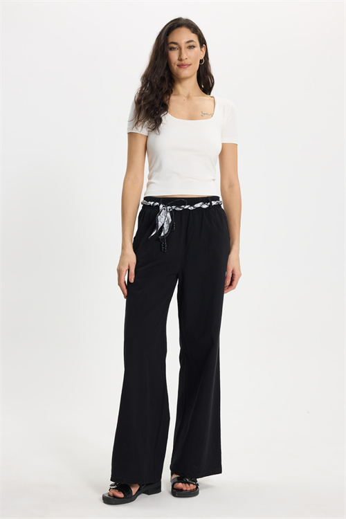 Kadın Slim Fit Dar Kesim Modal Kumaş Yumuşak Dokulu Pamuklu Kare Yaka Kısa Kollu Beyaz Tişört