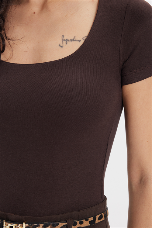 Kadın Slim Fit Dar Kesim Modal Kumaş Yumuşak Dokulu Pamuklu Kare Yaka Kısa Kollu Kahverengi Tişört