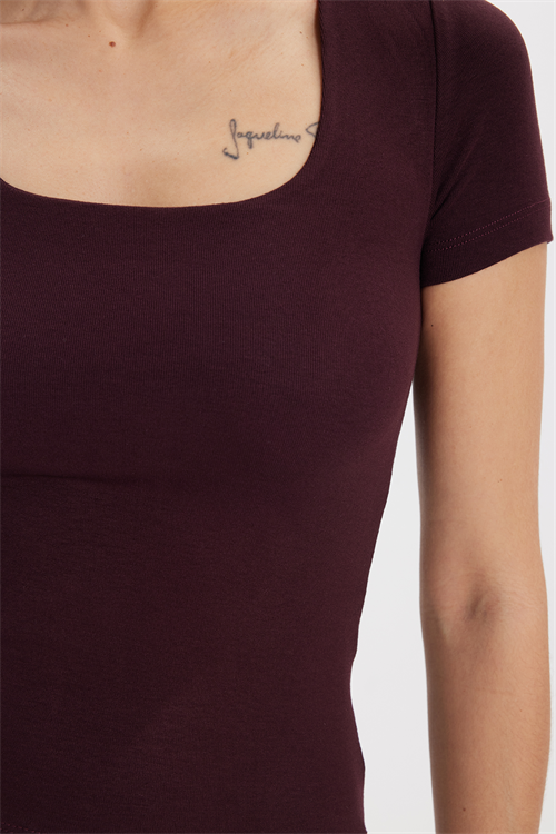 Kadın Slim Fit Dar Kesim Modal Kumaş Yumuşak Dokulu Pamuklu Kare Yaka Kısa Kollu Mürdüm Tişört
