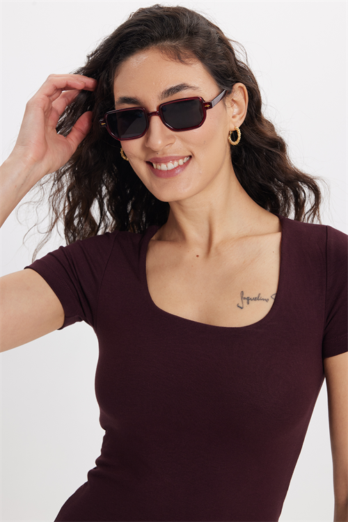 Kadın Slim Fit Dar Kesim Modal Kumaş Yumuşak Dokulu Pamuklu Kare Yaka Kısa Kollu Mürdüm Tişört