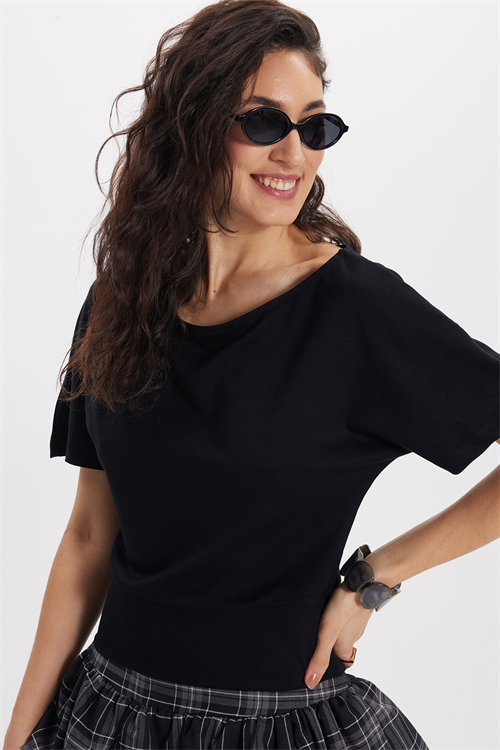Kadın Slim Fit Dar Kesim Kısa Kollu Kayık Yaka Siyah Tişört