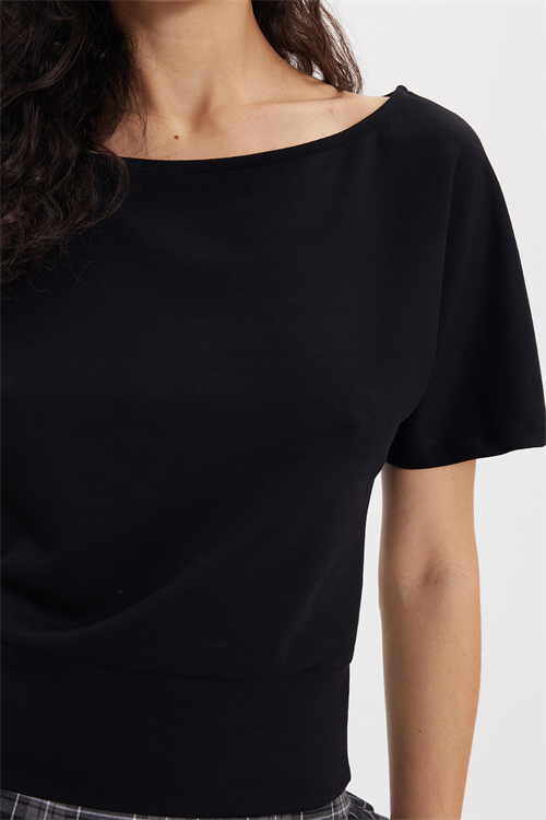 Kadın Slim Fit Dar Kesim Kısa Kollu Kayık Yaka Siyah Tişört
