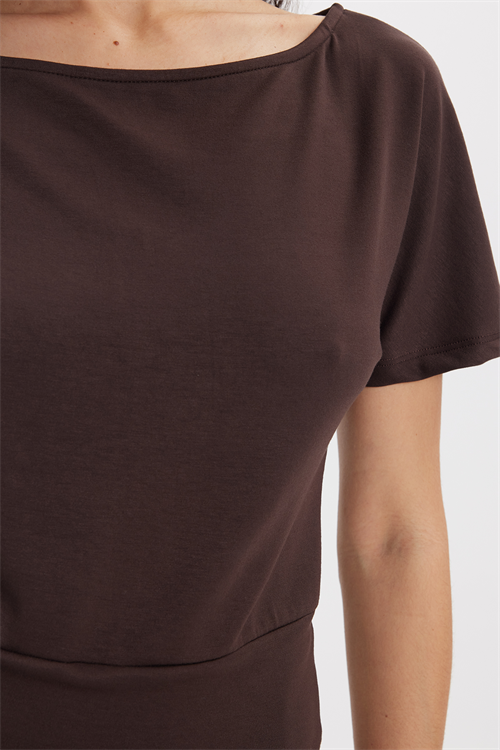 Kadın Slim Fit Dar Kesim Kısa Kollu Kayık Yaka Kahverengi Tişört