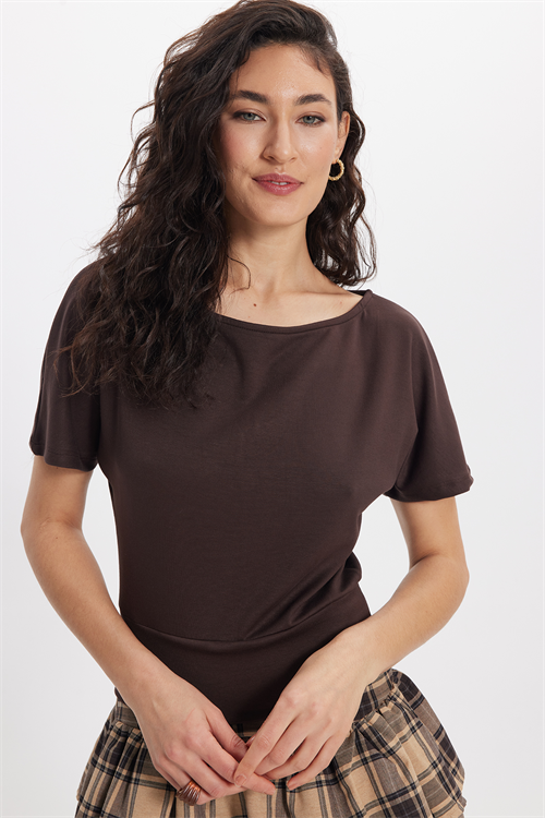 Kadın Slim Fit Dar Kesim Kısa Kollu Kayık Yaka Kahverengi Tişört
