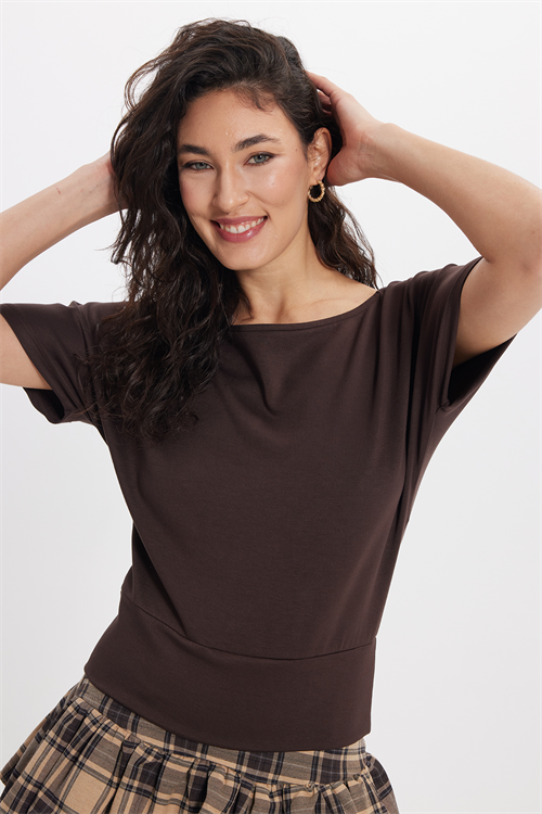 Kadın Slim Fit Dar Kesim Kısa Kollu Kayık Yaka Kahverengi Tişört