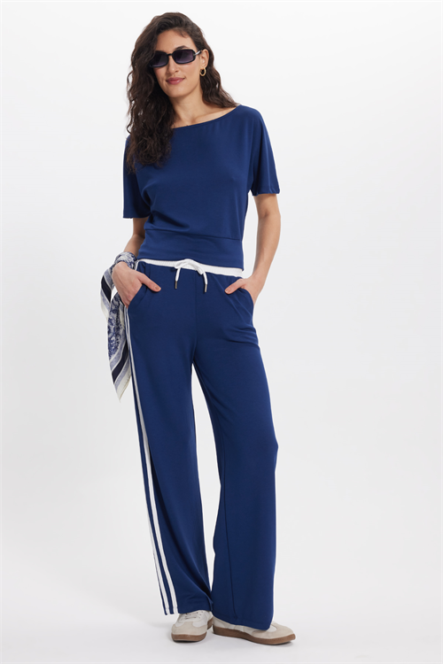 Kadın Slim Fit Dar Kesim Kısa Kollu Kayık Yaka Lacivert Tişört