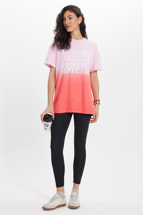Kadın Slim Fit Dar Kesim %100 Pamuk Bisiklet Yaka Kısa Kollu Baskılı Pembe Tişört