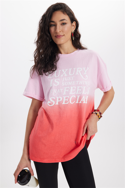 Kadın Slim Fit Dar Kesim %100 Pamuk Bisiklet Yaka Kısa Kollu Baskılı Pembe Tişört