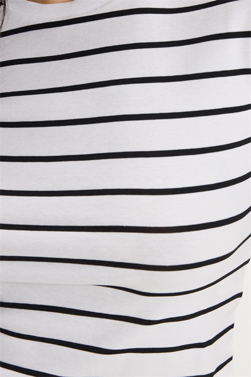 Kadın Slim Fit Dar Kesim Pamuklu  Yumuşak Dokulu Kısa Kollu Bisiklet Yaka Beyaz Tişört