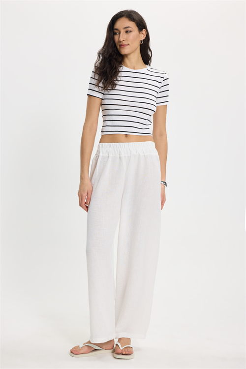 Kadın Slim Fit Dar Kesim Pamuklu  Yumuşak Dokulu Kısa Kollu Bisiklet Yaka Beyaz Tişört