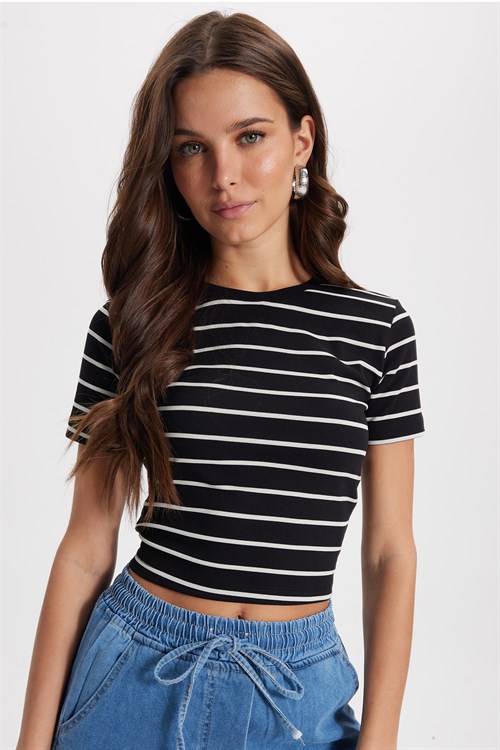 Kadın Slim Fit Dar Kesim Pamuklu  Yumuşak Dokulu Kısa Kollu Bisiklet Yaka Siyah Tişört