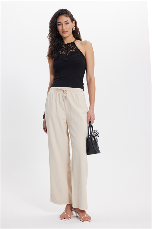 Kadın Slim Fit Dar Kesim Kolsuz Bİsiklet Yaka Dantelli Sırt Detaylı Siyah Bluz