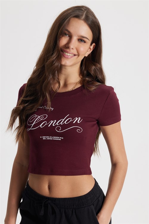 Kadın Slim Fit Dar Kesim %100 Pamuk Bisiklet Yaka Kısa Kollu Baskılı Bordo Crop Tişört