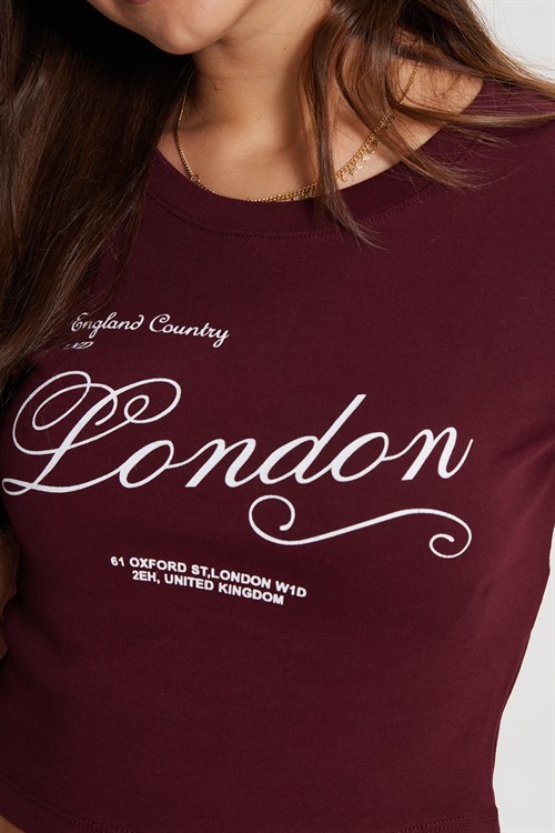 Kadın Slim Fit Dar Kesim %100 Pamuk Bisiklet Yaka Kısa Kollu Baskılı Bordo Crop Tişört