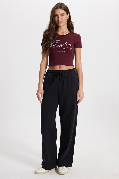 Kadın Slim Fit Dar Kesim %100 Pamuk Bisiklet Yaka Kısa Kollu Baskılı Bordo Crop Tişört