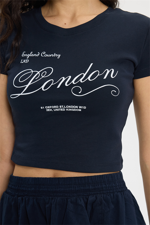 Kadın Slim Fit Dar Kesim %100 Pamuk Bisiklet Yaka Kısa Kollu Baskılı Lacivert Crop Tişört
