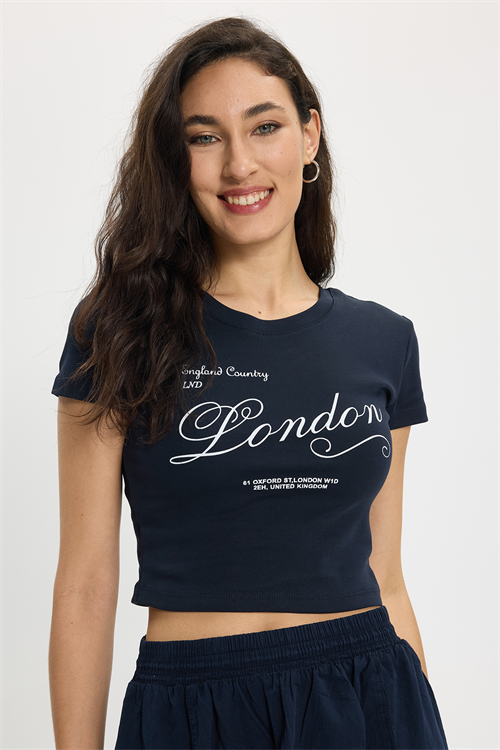 Kadın Slim Fit Dar Kesim %100 Pamuk Bisiklet Yaka Kısa Kollu Baskılı Lacivert Crop Tişört