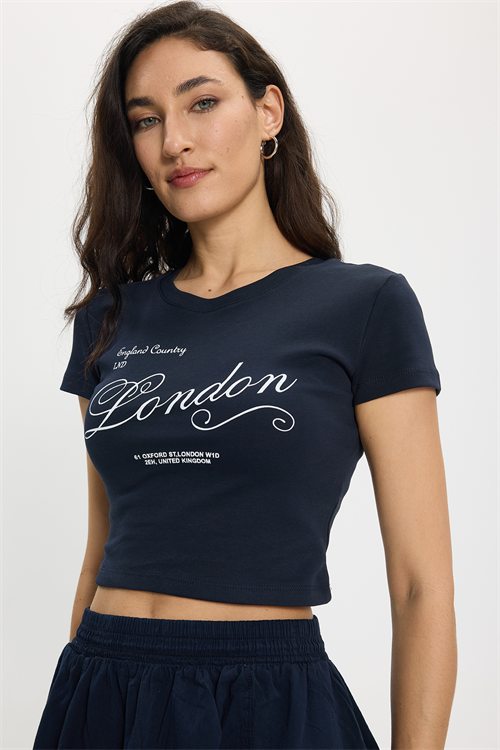 Kadın Slim Fit Dar Kesim %100 Pamuk Bisiklet Yaka Kısa Kollu Baskılı Lacivert Crop Tişört