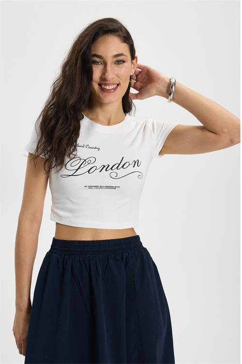 Kadın Slim Fit Dar Kesim %100 Pamuk Bisiklet Yaka Kısa Kollu Baskılı Ekru Crop Tişört