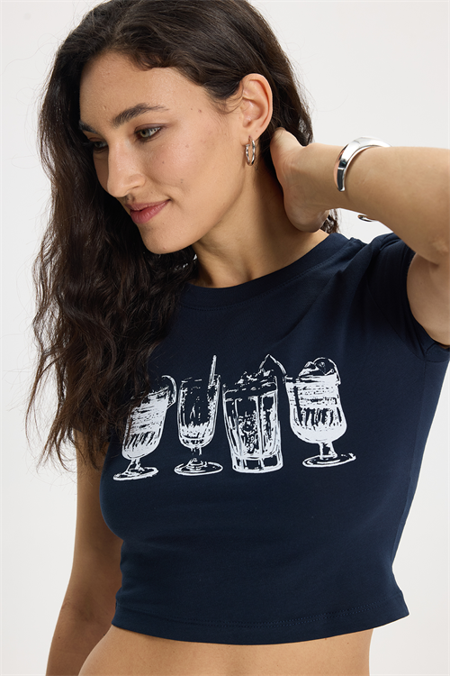 Kadın Slim Fit Dar Kesim %100 Pamuk Bisiklet Yaka Kısa Kollu Baskılı Lacivert Crop Tişört